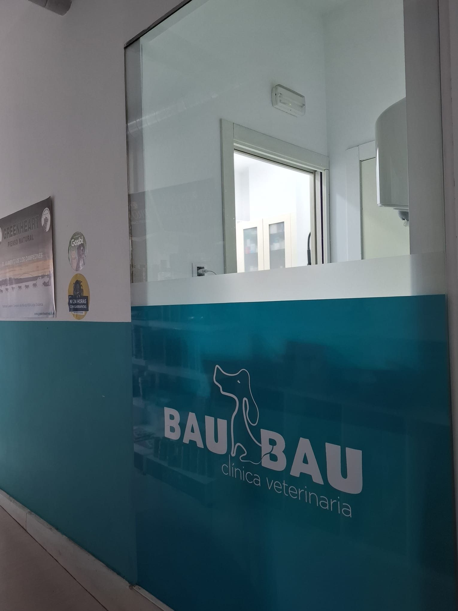 Recepción de la clínica Bau-Bau, con el logo de Bau-Bau en la pared